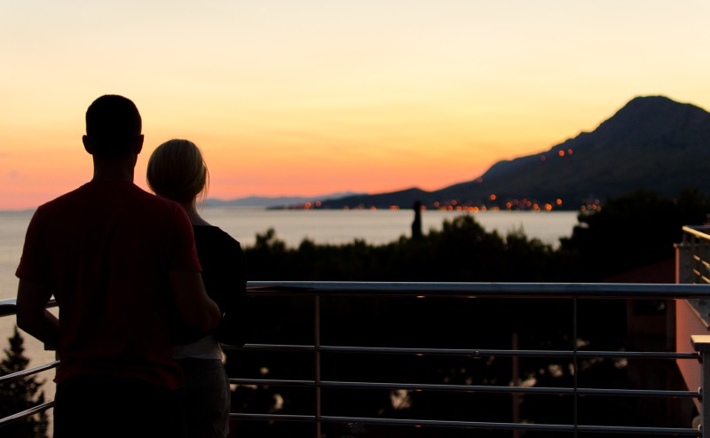 Deciding to stay childfree: How I made the choice (photo of couple silhouette looking at seaside sunset)